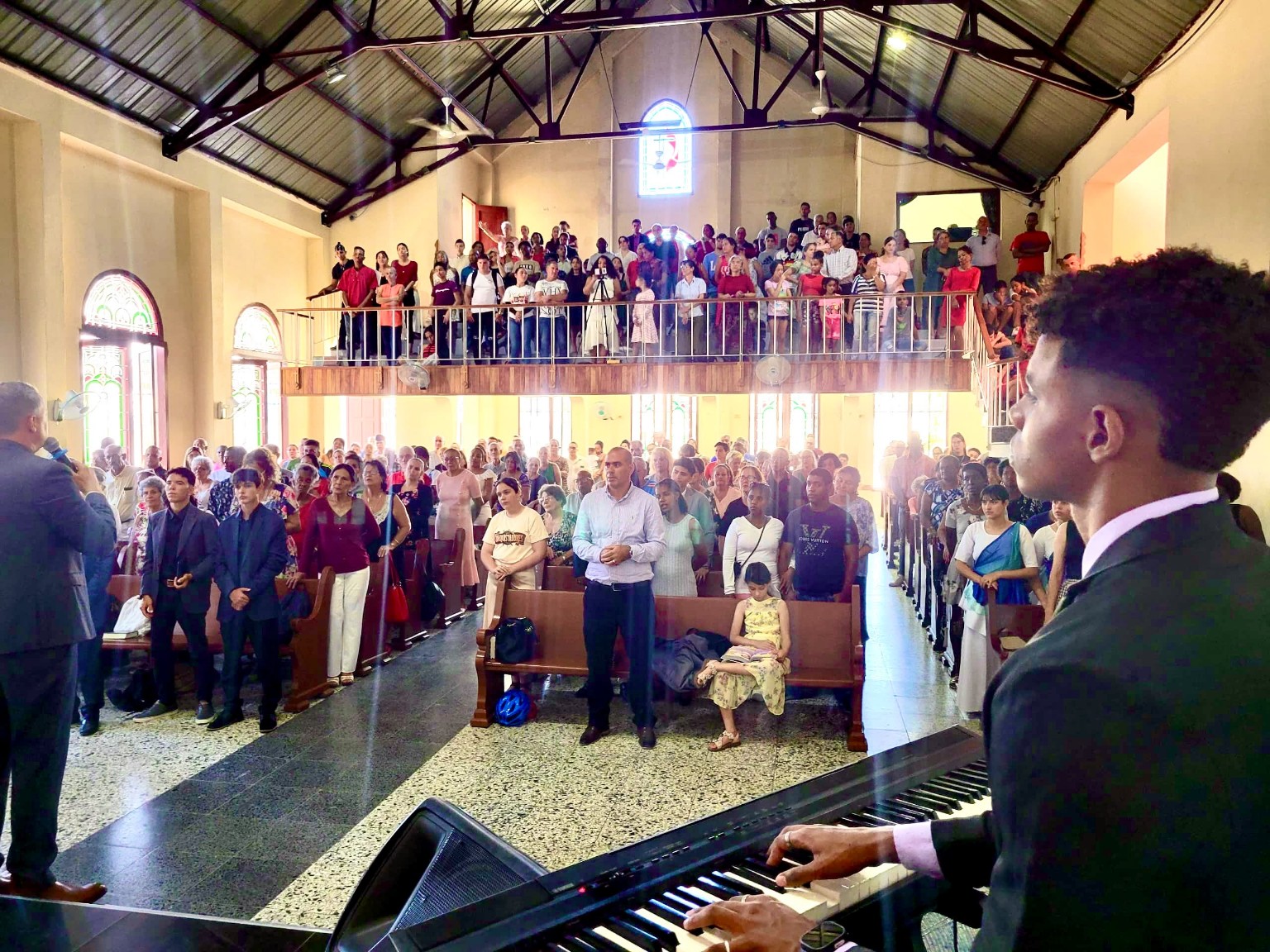Daniel Montalvo tocando el teclado durante una actividad congregacional